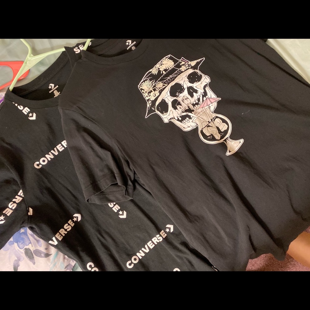 two converse black T-shirt